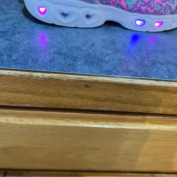 Girl’s size 5 light up sneakers - Picture 6 of 7